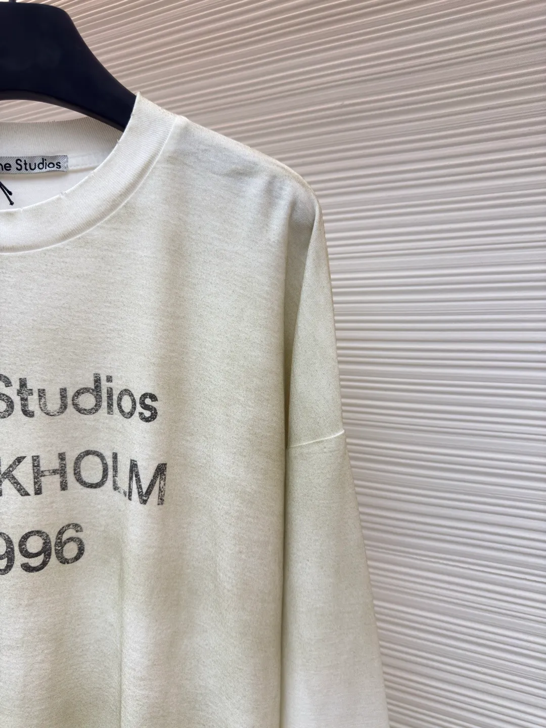 Acne Studios 1966 mud-dyed, washed and distressed long sleeves ●Authentic product: purchased and developed in 2049 ●Item number: 1680628-A15 ●Fabric: super soft cotton fabric ●Technology: washed and distressed ●Version: loose fit ●Weight: about 375 grams ●Size: S-M-L-XL ●Description: Made of ultra-soft pure cotton fabric, garment-dyed, washed and distressed, the chest part has a dirty feel, and the lower part shows a gradient effect. The neckline is slightly frayed to better fit the overall tone. The overall line is straight and delicate, the fabric is comfortable and soft, and the color is consistent without color difference. It can be matched with the same style to create a fashionable look and control various occasions. Customized accessories, complete with three standards, the same style for men and women!